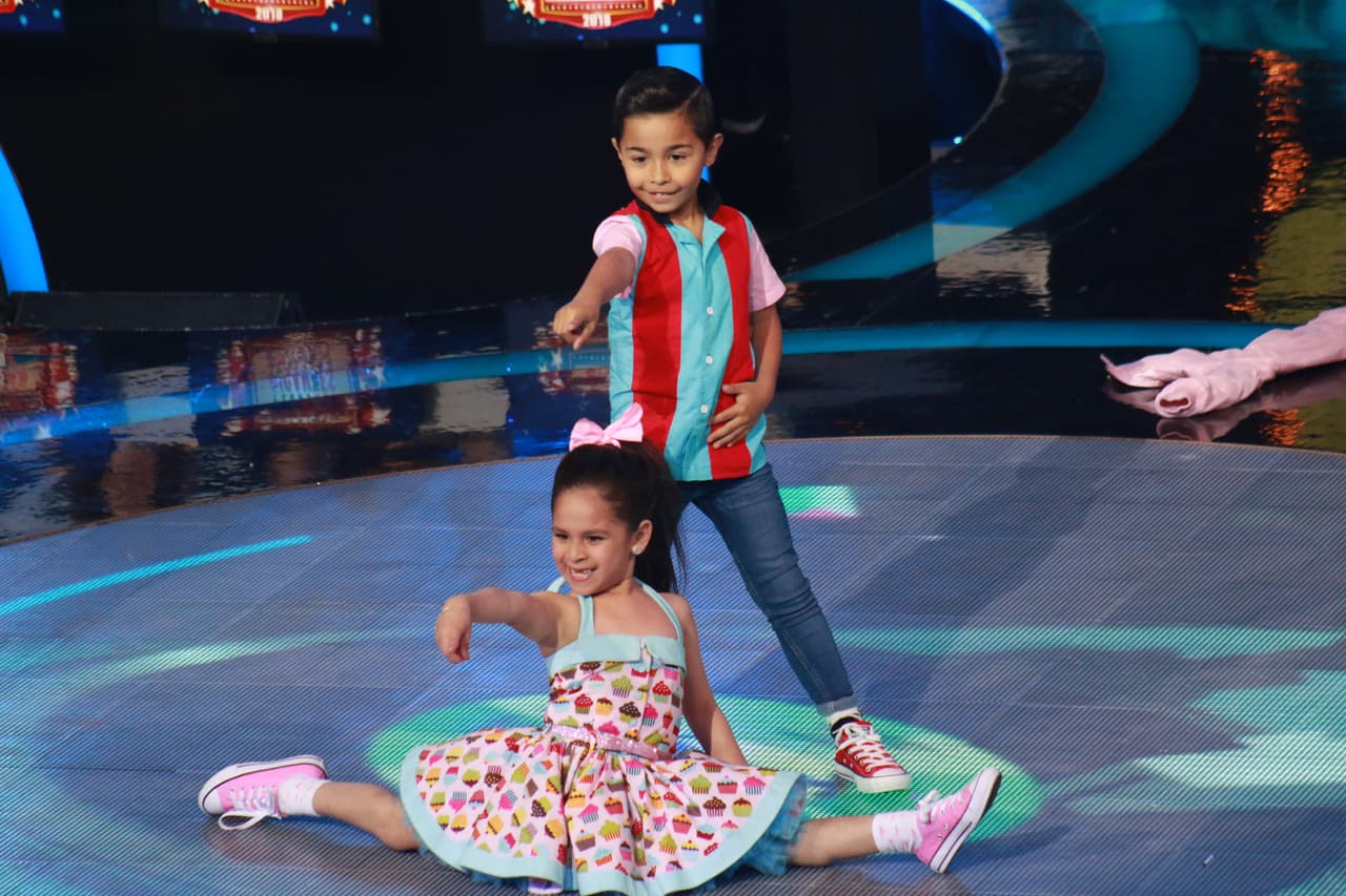 Los bailarines Diego Rodríguez de 8 años y Luisángeli Espinosa de 7 años se lucieron en la pista de Pequeños Gigantes.