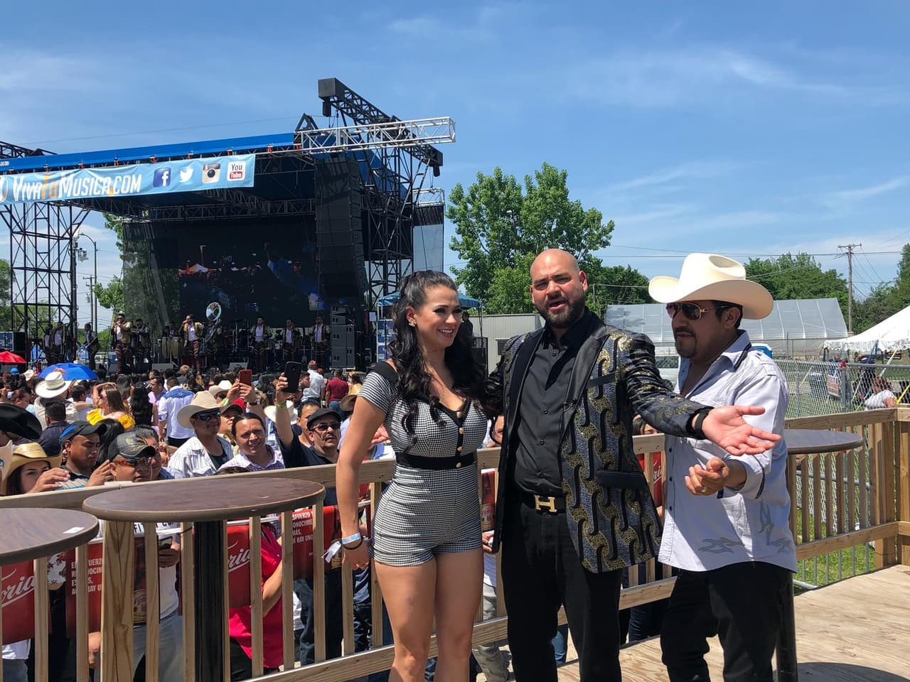 Todos andaban muy guapos, pero El Pelón volvió impresionar con su particular forma de vestirse.