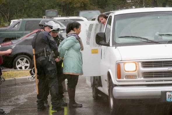 Pero los manifestantes contradicen esta versión y afirman que los agentes estaban armados y los amenazaron cuando les pidieron que dejaran algunos de los activistas entrar al recinto para dialogar