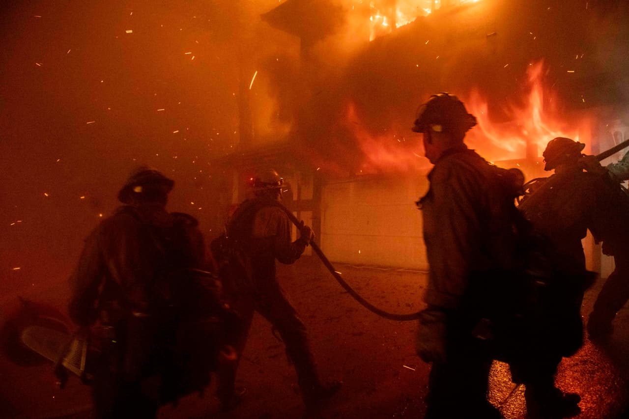 <b>Eduardo Morales </b>"Muchas gracias por el esfuerzo que están haciendo por contener el fuego y tratar de que no se quemen muchas casas y sobre todo por poner en riesgo su vida con tal de proteger comunidades enteras sin ver raza, género o nacionalidades. Gracias a Dips por tenerlos en nuestras comunidades"
<br>