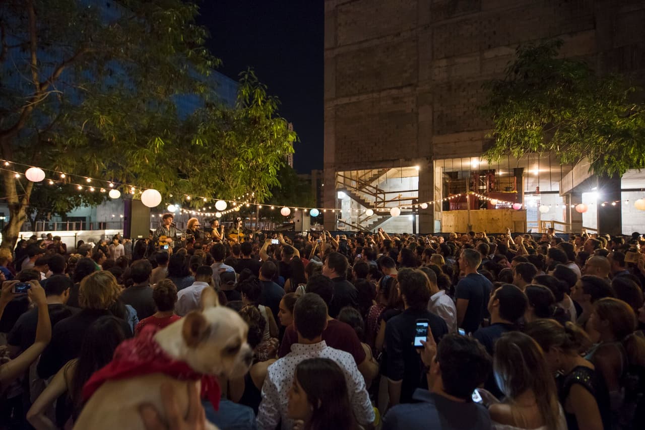 Los colombianos abrieron el concierto con el sencillo 'Nuestra Canción', la cuál maravilló a todo el público.