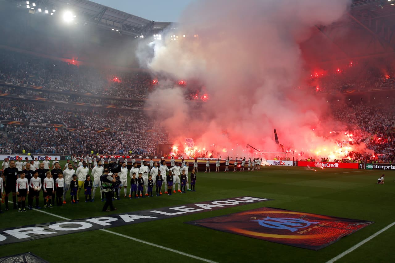 Mientras se desarrollaban los actos protocolarios antes del inicio de las acciones entre el Atlético de Madrid y el Marsella, los aficionados ques estaban ubicados en la zona sur del estadio montaron un infierno a base de bengalas. Seguramente, la UEFA sancionará al equipo por el comportamiento de sus ultras, los cuales tienen muy mala fama en Europa.