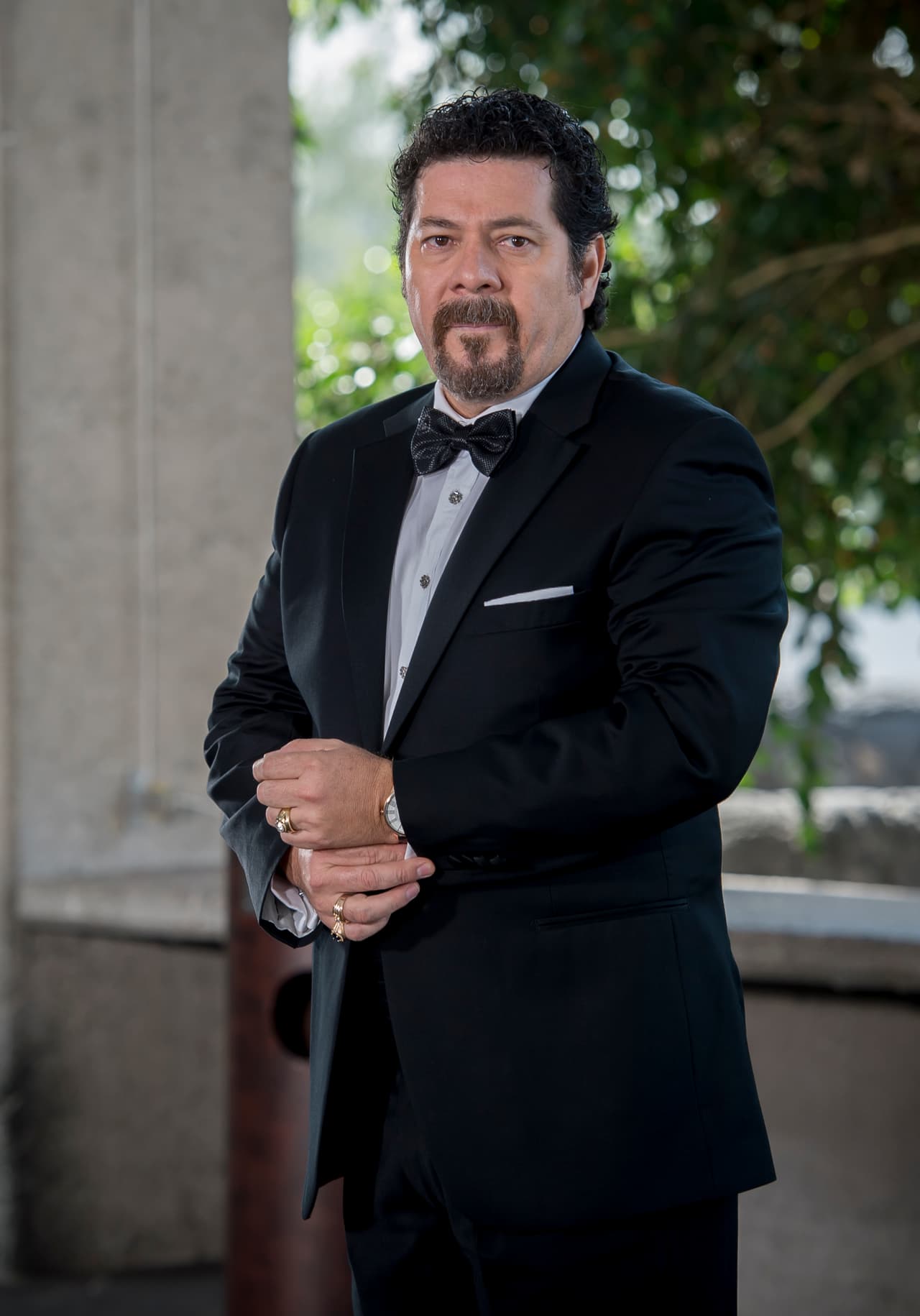 Por unos segundos Othón se puso en su lugar y le permitió hablar con su hija.