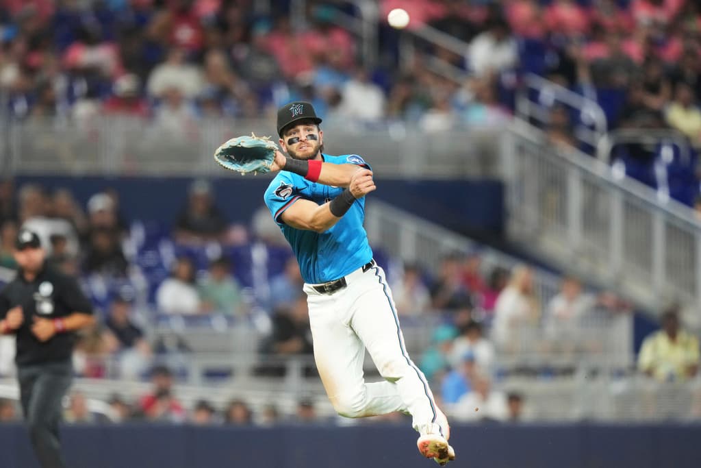 Un lanzamiento de Connor Norby, tercera base de los Marlins de Miami, durante el quinto inning.