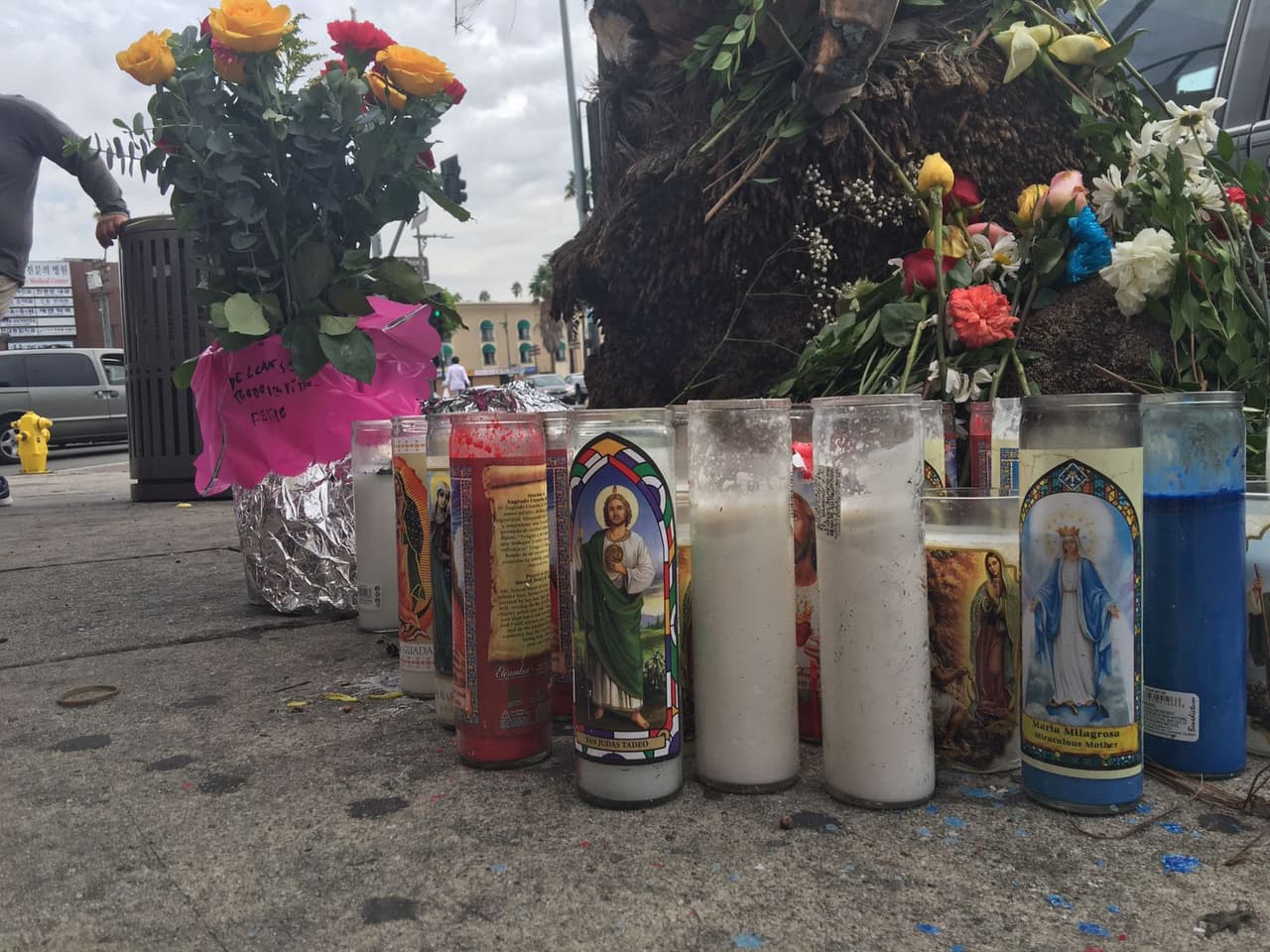 Flores, velas y mensajes de recuerdo dan color a esa esquina que carece de señalización de parada de autobuses.