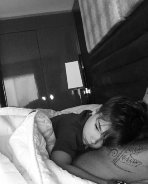 Ricky Martin amoroso con su hijo compartió la foto aún reposando sobre su regazo en la cama.