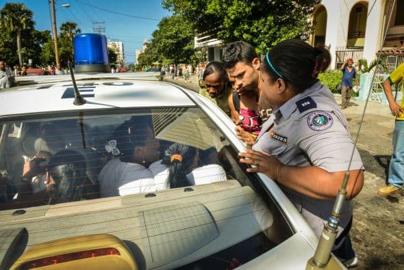 El hostigamiento a las "Damas de Blanco" por una turba oficialista cuando pretendían manifestarse en La Habana fue la nota discordante en la conmemoración del Día Internacional de los Derechos Humanos en América Latina. El grupo de mujeres disidentes se congregó hoy en un concurrido punto de la capital cubana precisamente para emprender una caminata con motivo de la jornada internacional, pero no pudo hacerlo debido al acoso de una multitud que las llamó "ratas inmundas", "gusanas" y "mercenarias", entre otros insultos. También otros grupos opositores cubanos fueron objeto del hostigamiento oficialista, como el caso de "Estado de SATS", un proyecto de discusión crítica que dirige Antonio González Rodiles y que este miércoles celebró en su casa una actividad para celebrar el aniversario de la Declaración Universal de los Derechos Humanos. A unos metros de la vivienda el oficialismo organizó actividades festivas y juegos con la asistencia de varias decenas de escolares, mientras sonaban en un altavoz canciones de Silvio Rodríguez. En unas declaraciones a Efe, González Rodiles lamentó que el Gobierno de Cuba entienda el Día de los Derechos Humanos como una jornada de "confrontación" y calificó de "realmente bajo" usar a los niños "para estas cosas.