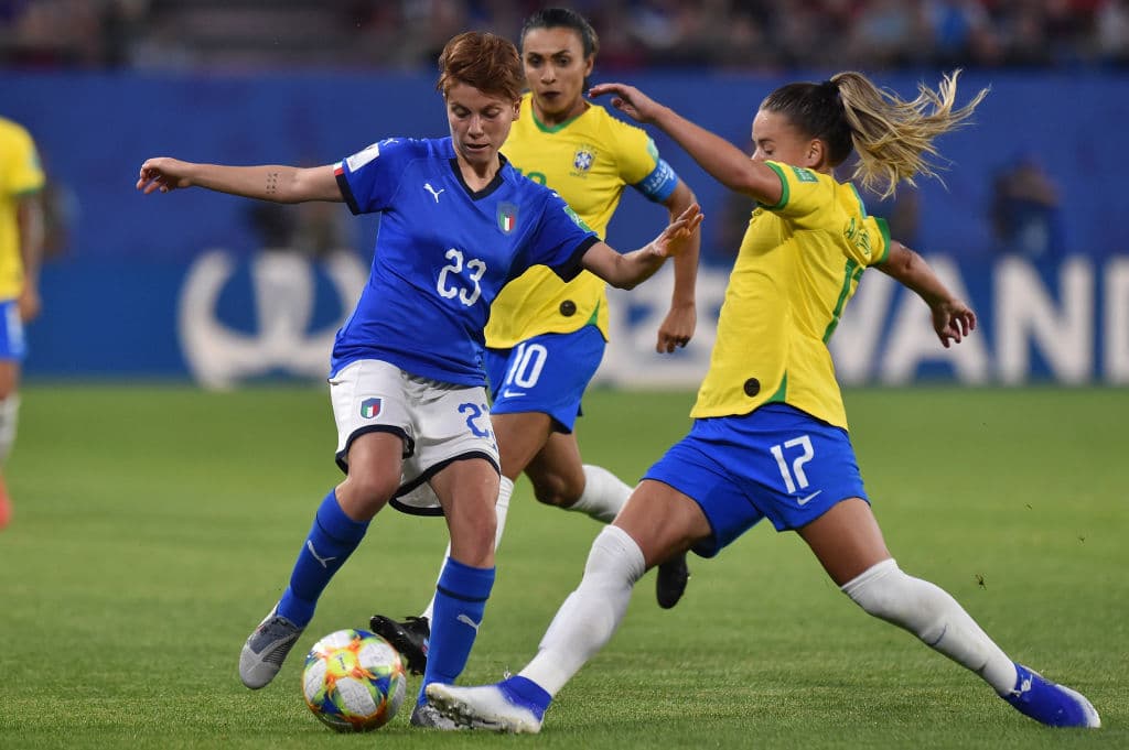 Y tal y como transcurrió la primera mitad, los primeros minutos del segundo tiempo resultaron muy disputados, pero de juego físico ríspido.