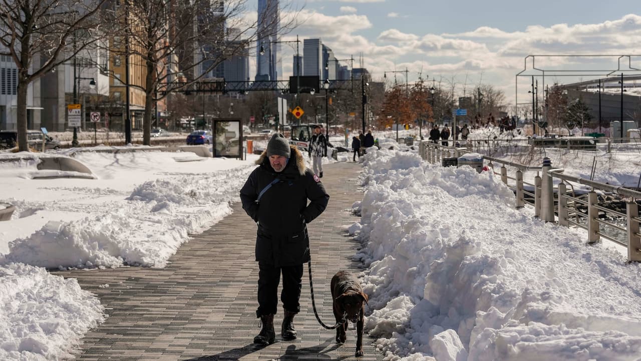 La ciudad de Nueva York inicia marzo con bajas temperaturas y nieve ligera.