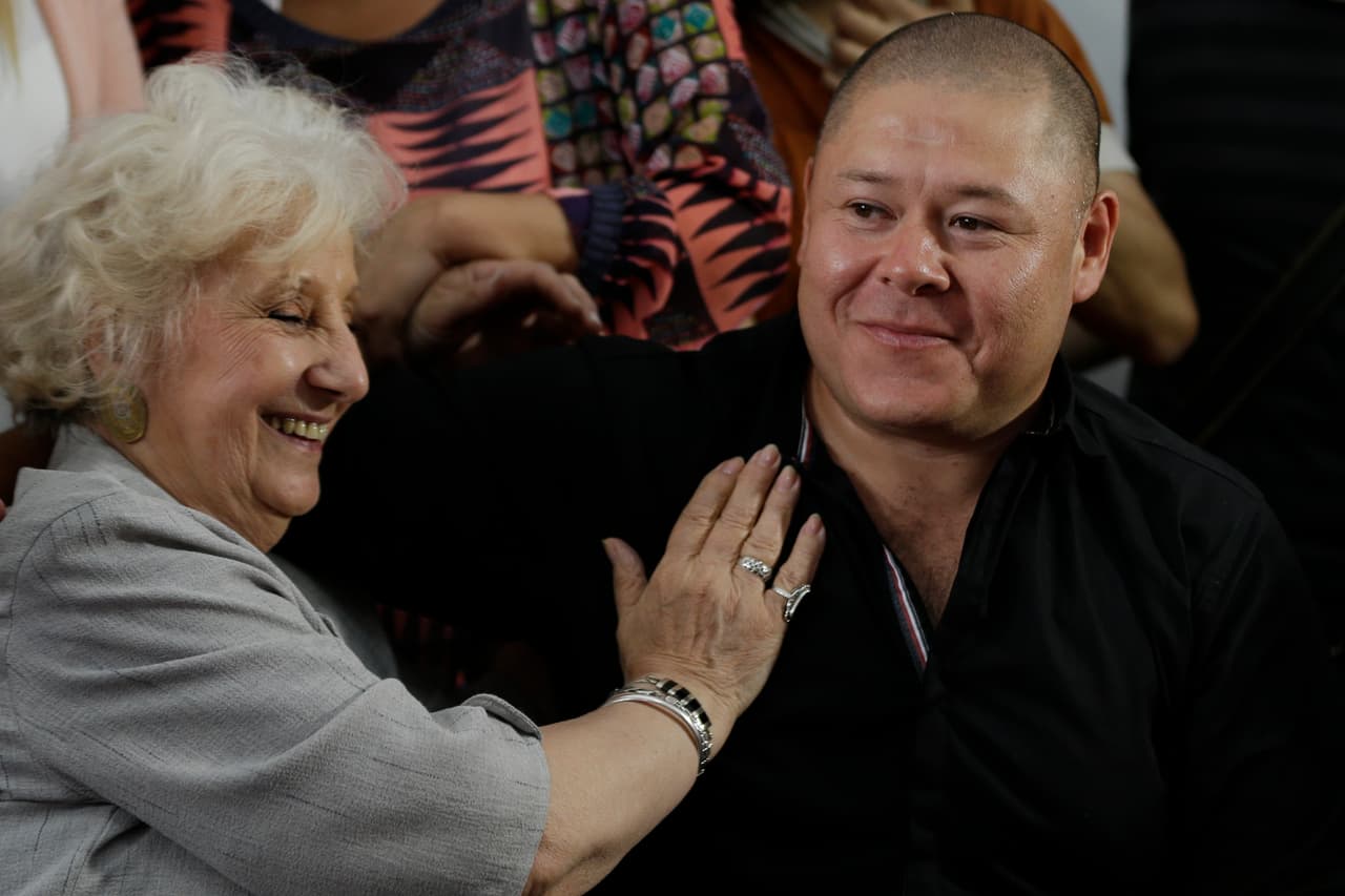 Mario Bravo se reencuentra con su madre en Argentina