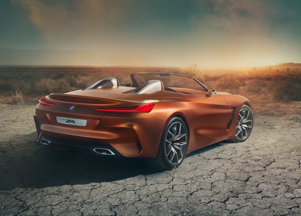 El BMW Concept Z4 adopta las proporciones clásicas de los 
<i>roadster</i> de 
<b>distancia entre ejes larga, perfil bajo, silueta alargada y cola compacta</b> y las en envuelve en un diseño que refleja las últimas tendencias visuales de la marca.