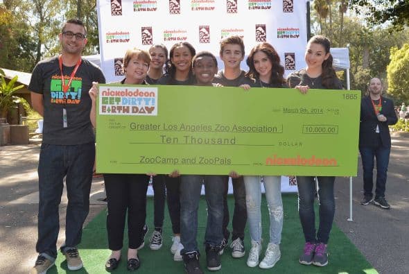 Famosos, voluntarios y hasta las Tortugas Ninja se divirtieron a lo máximo durante la fiesta rural "Get Dirty" en el Zoológico de Los Ángeles. El evento les permitió a los participantes un día repleto de actividades junto a los animalitos. Asimismo, la diversión tuvo un enfoque en la conservación del medio ambiente.