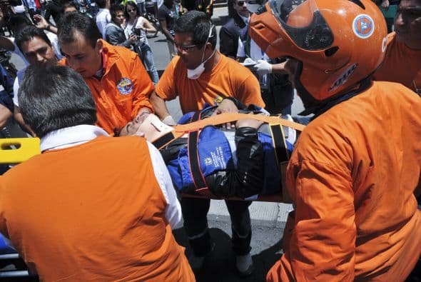 Mayo 15- En la ciudad de Bogotá, Colombia se comete un atentado terrorista contra el exministro del Interior y Justicia Fernando Londoño, causando la muerte de dos personas y más de 50 civiles heridos.