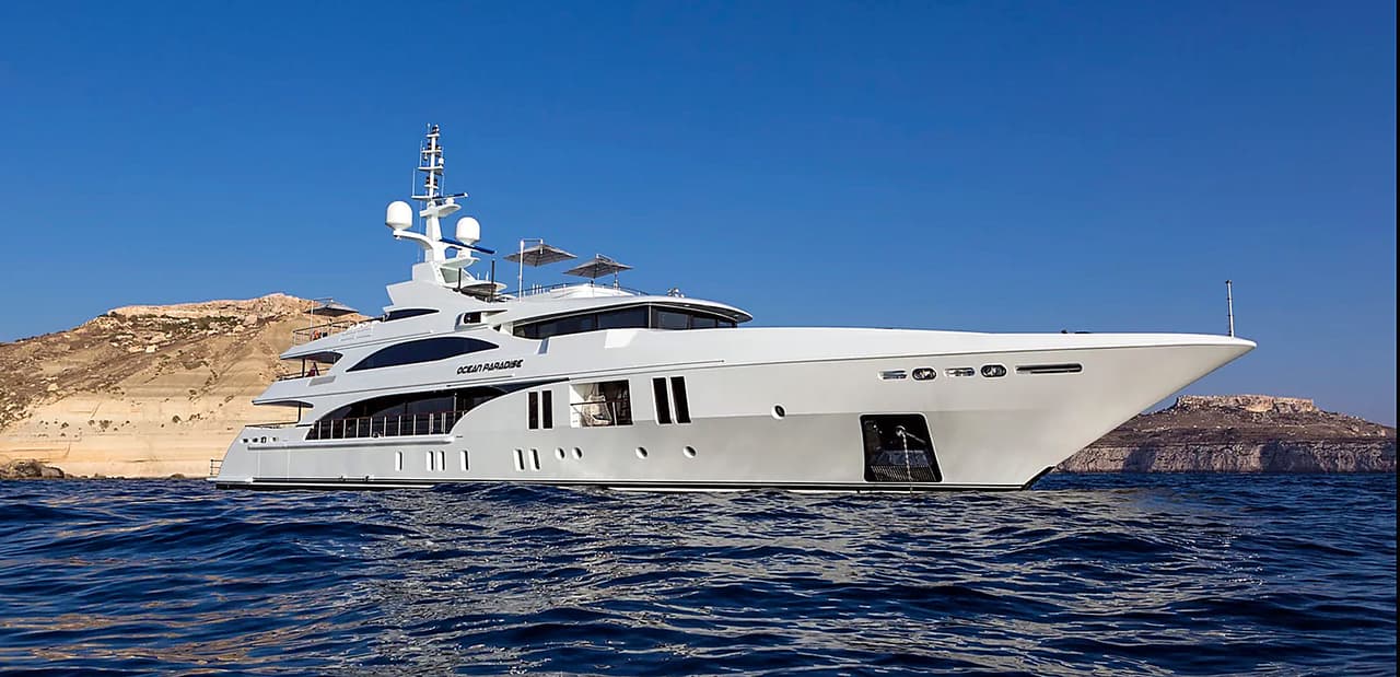 El exdeportista, quien este martes 27 de julio cumplió 46 años,
<b><a href="https://www.dailymail.co.uk/tvshowbiz/article-9827867/ARod-vs-JLo-battle-Saint-Tropez-superyachts.html" target="_blank">se embarcó en el Ocean Paradise</a></b>, un crucero que rentó para navegar por la Riviera Francesa, de acuerdo con el Daily Mail.
<br>