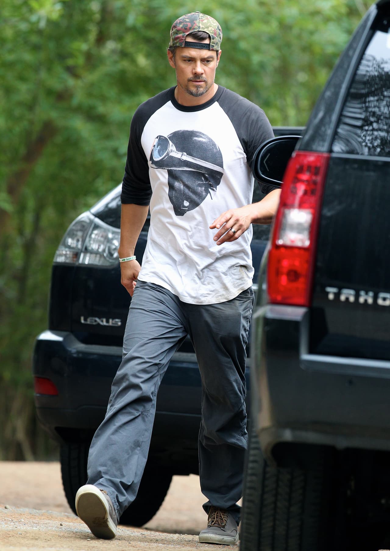 Aunque Josh se ve serio, en realidad ríe mucho cuando está con su hijo.