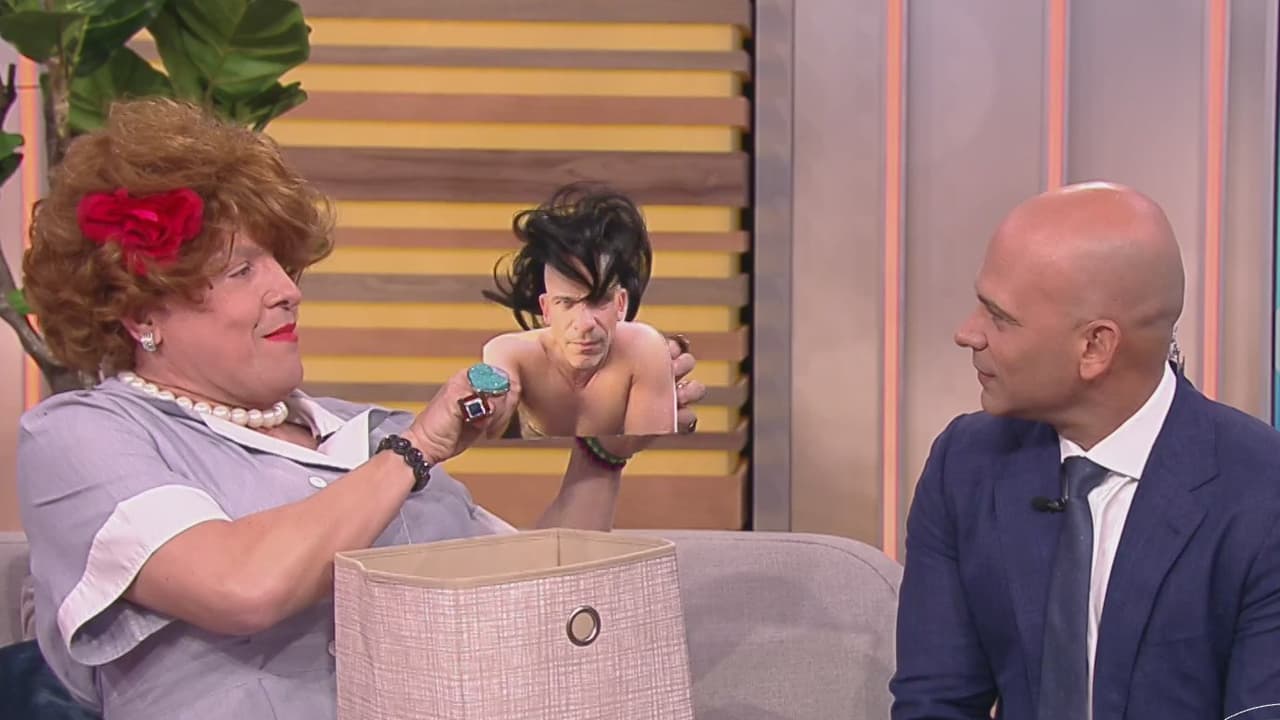 Doña Meche no solo le cantó, sino que también le sugirió un cambio de look al médico de Despierta América, por lo que le llevó varias opciones para animarlo a lucir una larga cabellera.