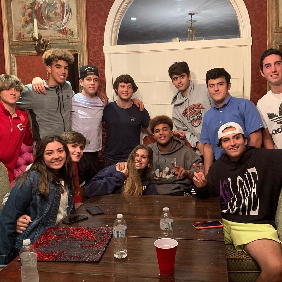 En otra fotografía que Lili compartió, se puede observar a su hija y Gianco abrazados y rodeados por sus amigos.