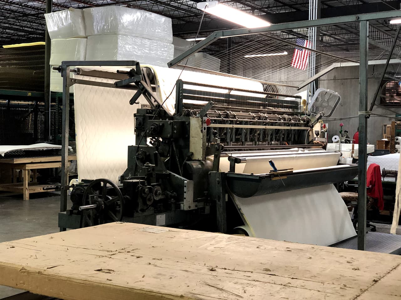 Además de los muebles, reciclan colchones los cuales reconstruyen para donarlos a quienes no tienen donde dormir.