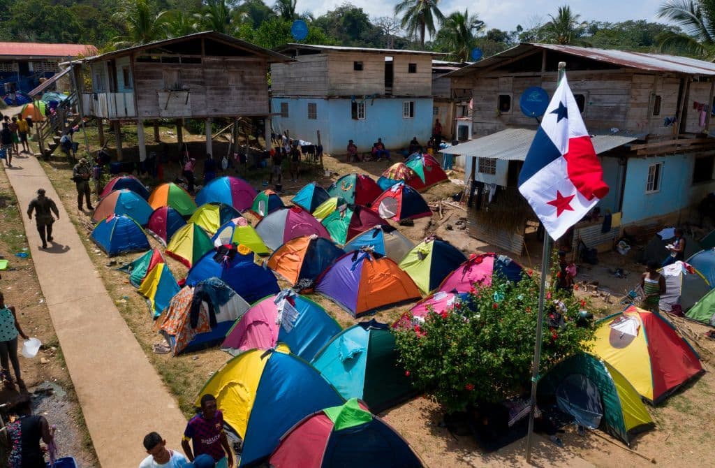 Vista de un campamento de migrantes en el pueblo de Bajo Chiquito, provincia de Darién, Panamá, el 10 de febrero de 2021. Migrantes de Haití y de varios países africanos permanecen varados en la frontera entre Panamá y Colombia, mientras el país centroamericano espera una nueva oleada de migrantes que se dirigen a Estados Unidos.