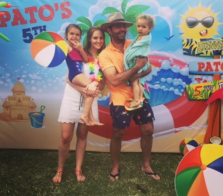 Pablo Montero y su esposa tienen dos pequeñas, Caro y Daniela. Además el intérprete de 'Piquito de oro' es padre de tres niños fuera del matrimonio, ellos son: Daniel, Óscar y Pablo.