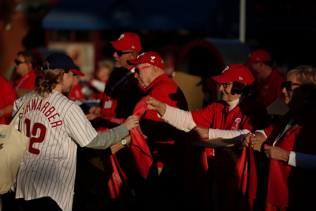 Los fanáticos ingresan al estadio para el quinto juego de la Serie Mundial 2022.