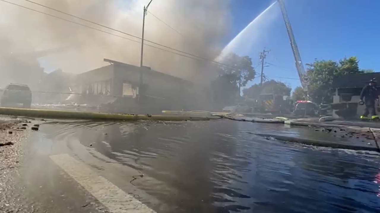 Este miércoles se desató un incendio en un edificio de San José ubicado en la cuadra 900 de Park Ave. Mira los detalles.