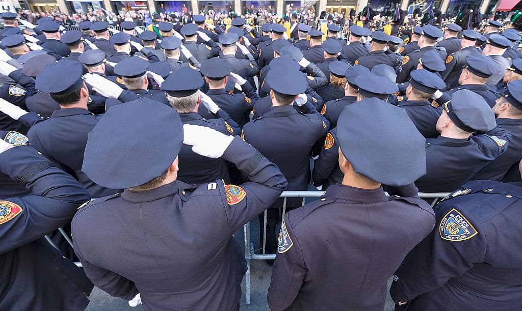Miles de policías acudieron al funeral de McDonald en la Catedral San Patricio en Manhattan.