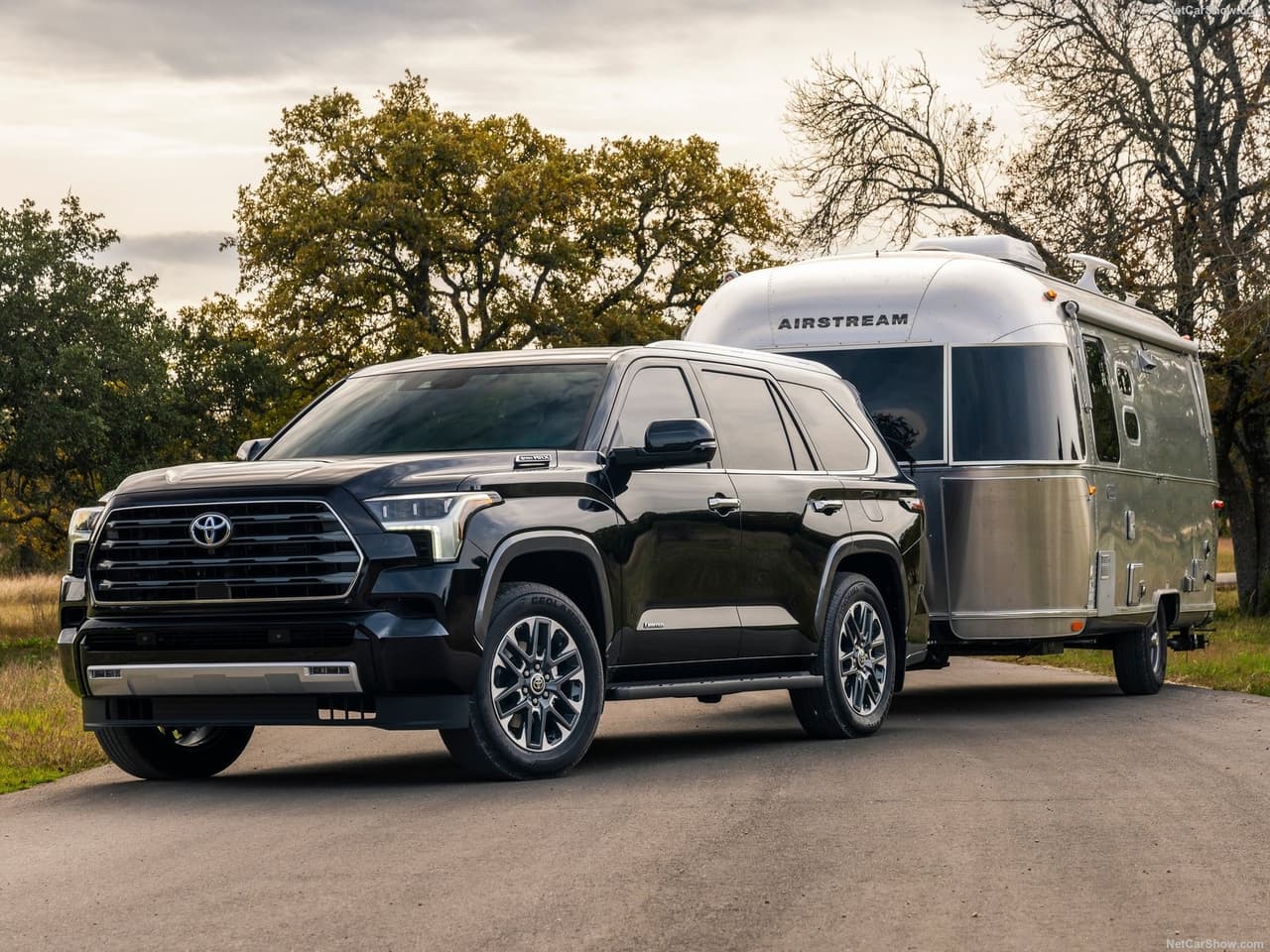 La Toyota Sequoia 2023 se rejuvenece adoptando un estilo moderno, una cabina tecnológica y un sistema de propulsión híbrido.
