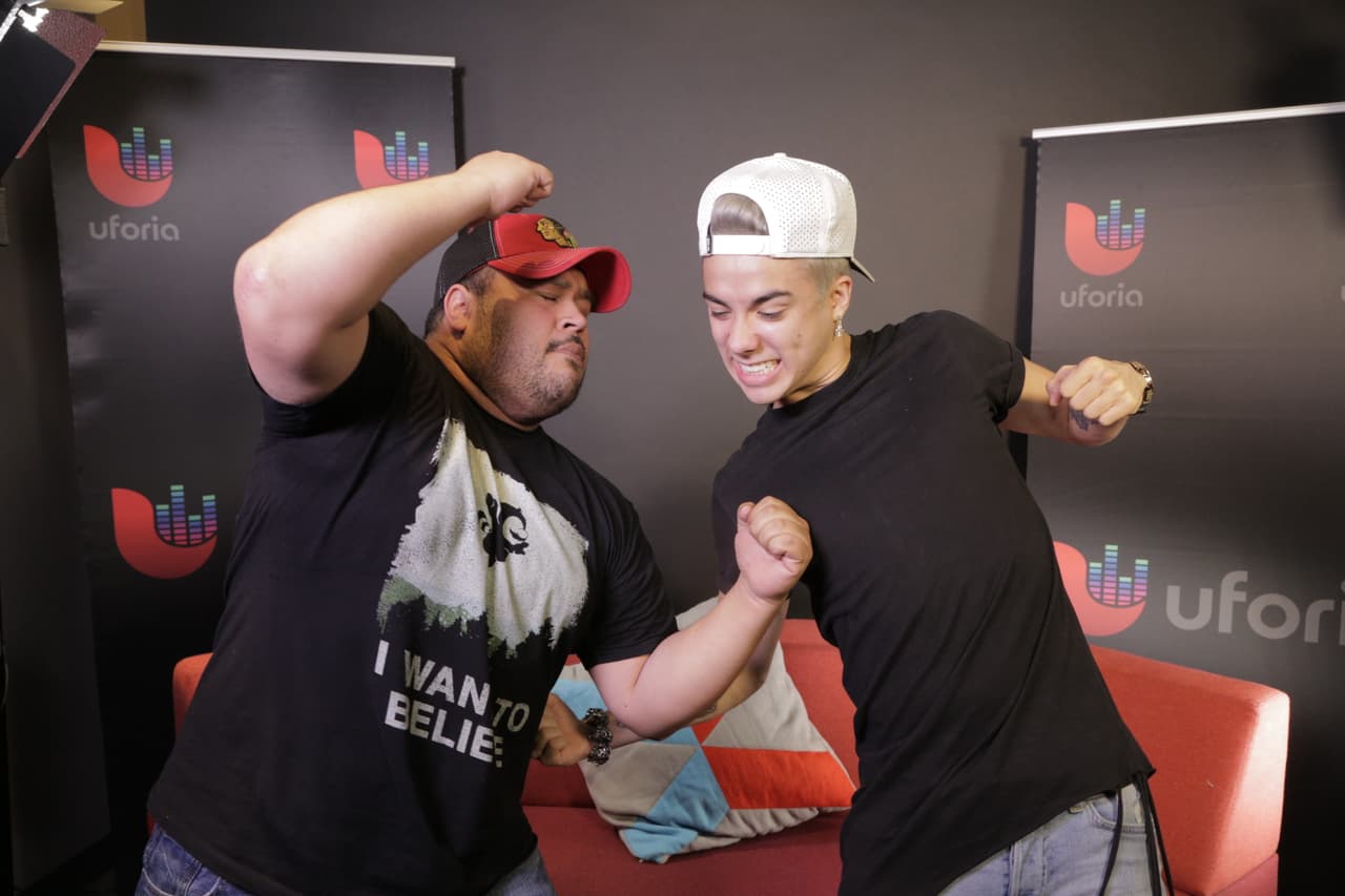 Así se divierte Mario Bautista durante sus entrevistas.