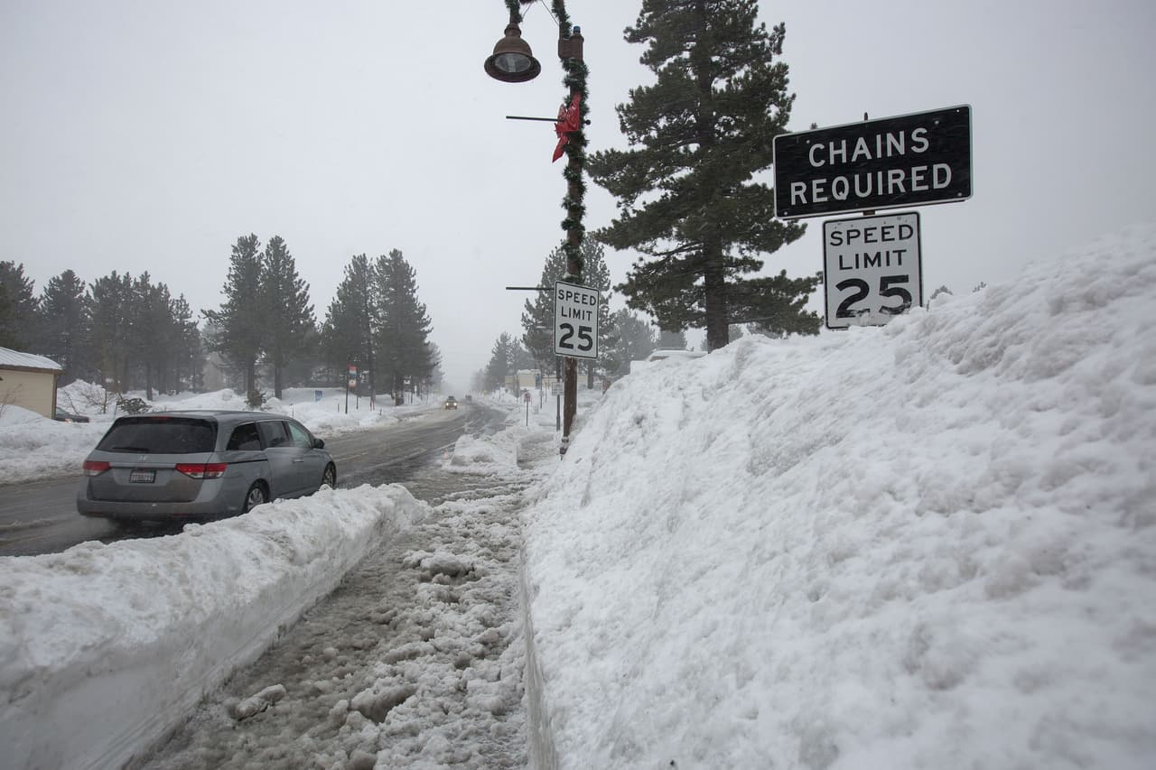 La cantidad de nieve continúa aumentando en el poblado de Mammoth Lakes, a 330 millas de San Francisco, tras el paso de varias tormentas a lo largo de California.