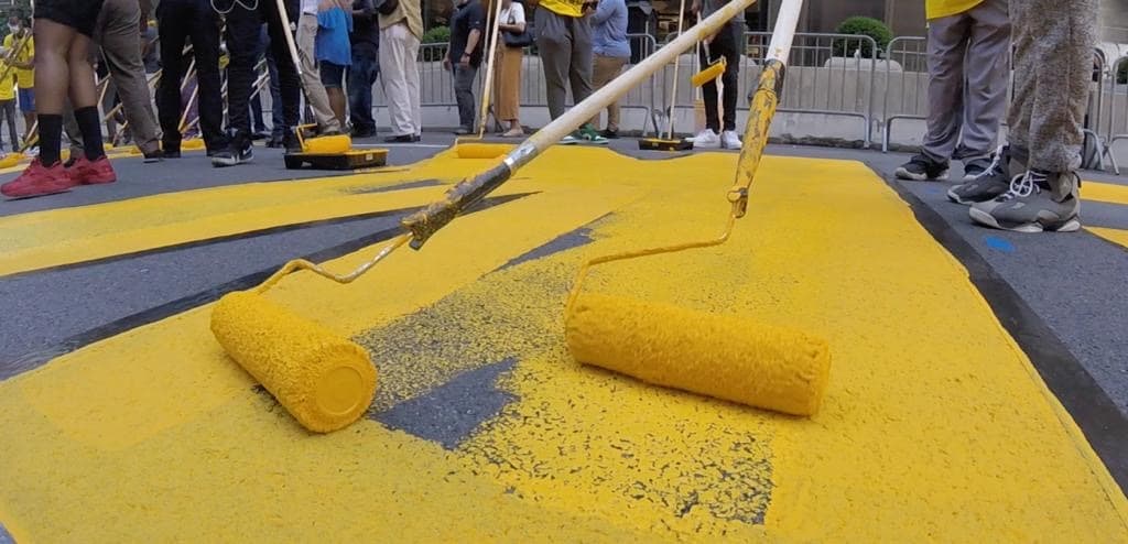 Voluntarios pintan el mural de 'Black Lives Matter' en plena 5ta Avenida en frente de la Torre Trump en el verano, en medio de las protestas del movieminto en el nombre de George Floyd. Floyd murió el 25 de mayo, 2020, en Minneapolis, MN, después que un policía le pusiera su rodilla en el cuello mientras lo arrestaban.