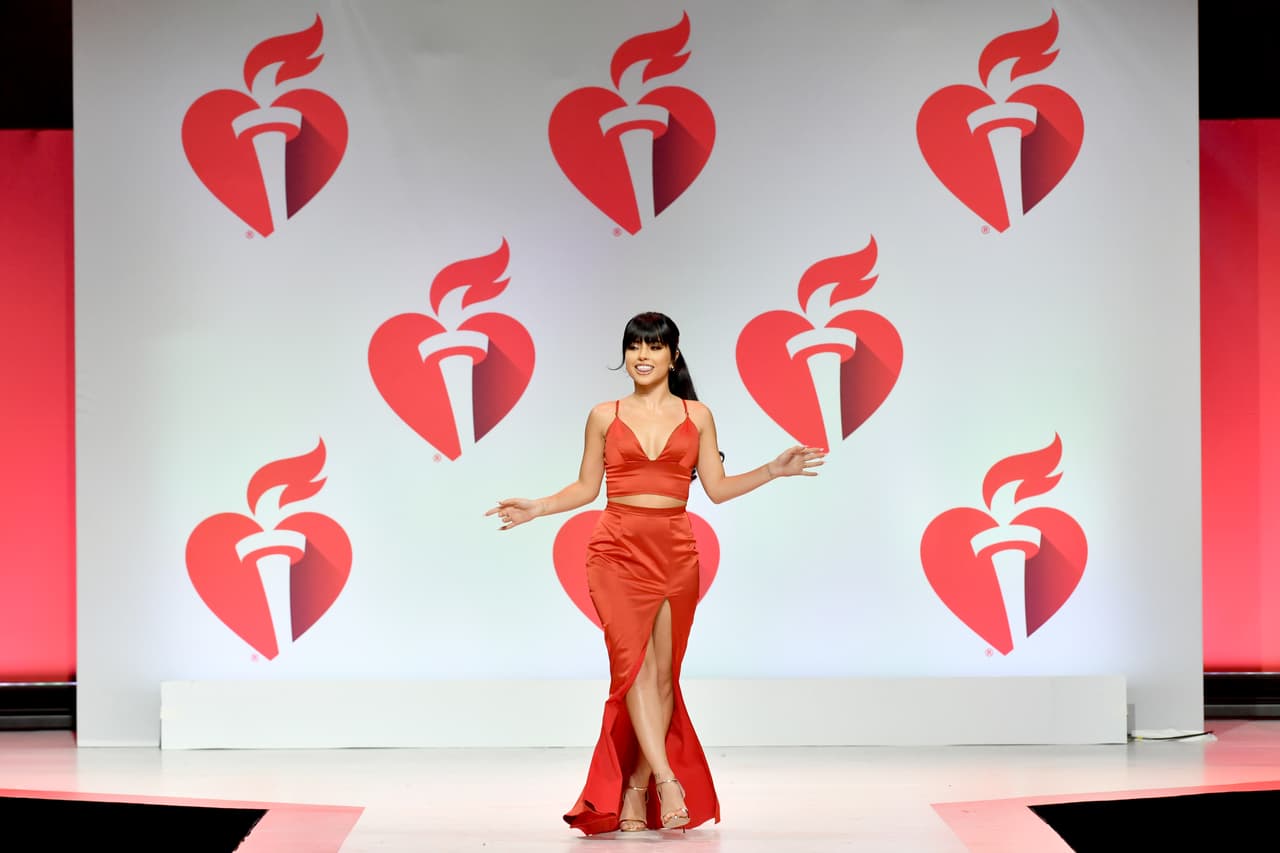 Ya en la pasarela, Becky G lució un atuendo de dos piezas en el mismo color.