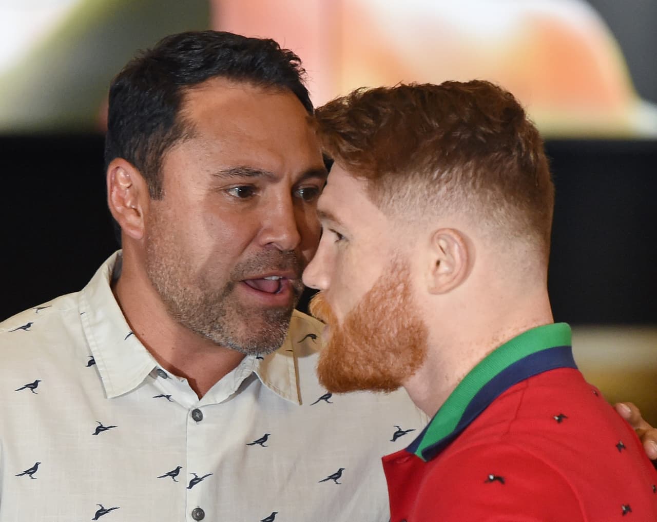 LAS VEGAS, NV - SEPTEMBER 12: Golden Boy Promotions Chairman and CEO Oscar De La Hoya (L) greets boxer Canelo Alvarez as he arrives at MGM Grand Hotel & Casino on September 12, 2017 in Las Vegas, Nevada. Alvarez will challenge WBC, WBA and IBF middleweight champion Gennady Golovkin for his titles at T-Mobile Arena on September 16 in Las Vegas. (Photo by Ethan Miller/Getty Images)