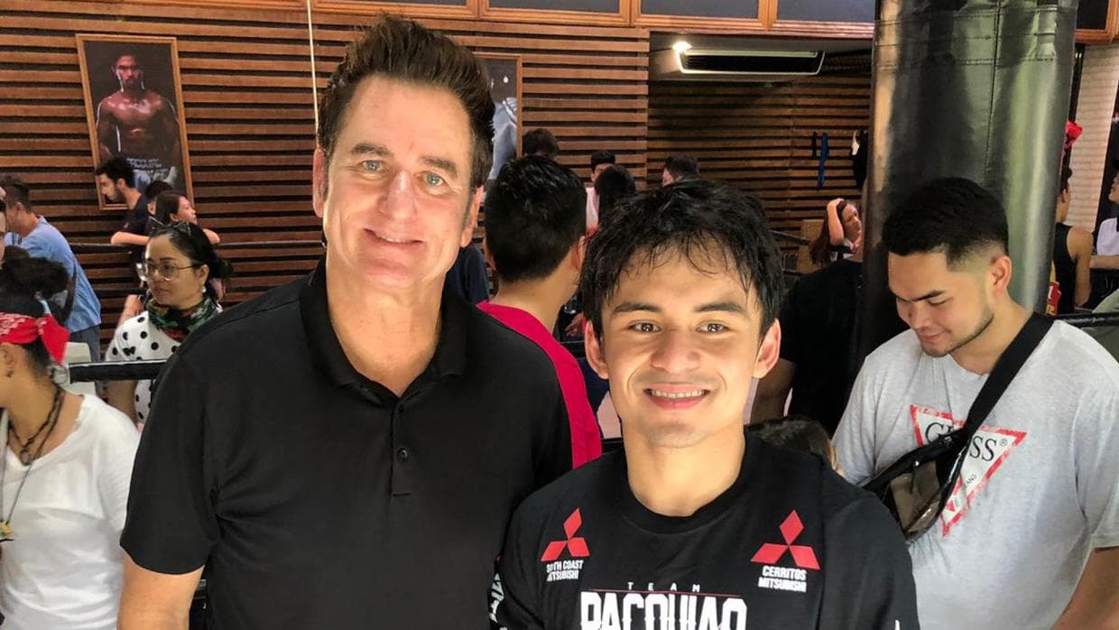 Emmanuel Jr y Sean Gibbons, representante de Manny Pacquiao.