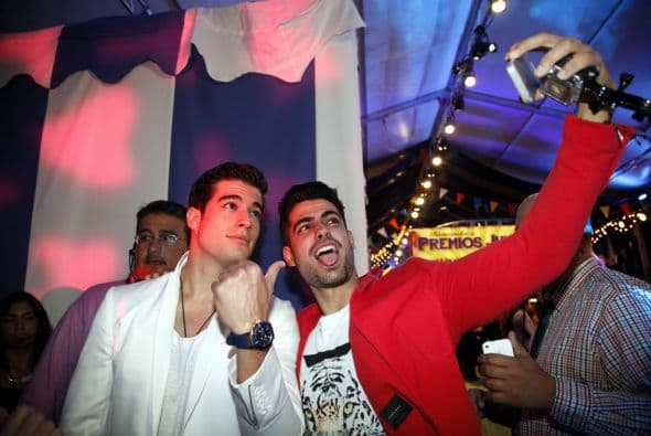 En la alfombra había chicos tan atractivos... ¡nos derritieron!