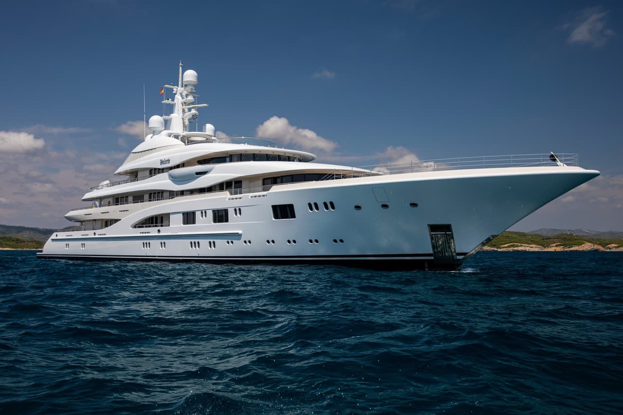 Por un lado tenemos a ‘Bennifer’ y el mega yate de nombre ‘Valerie’, construido por Lürssen en 2011, remodelado en 2019 y con un costo de renta aproximado de 1,119,000 de dólares por semana.