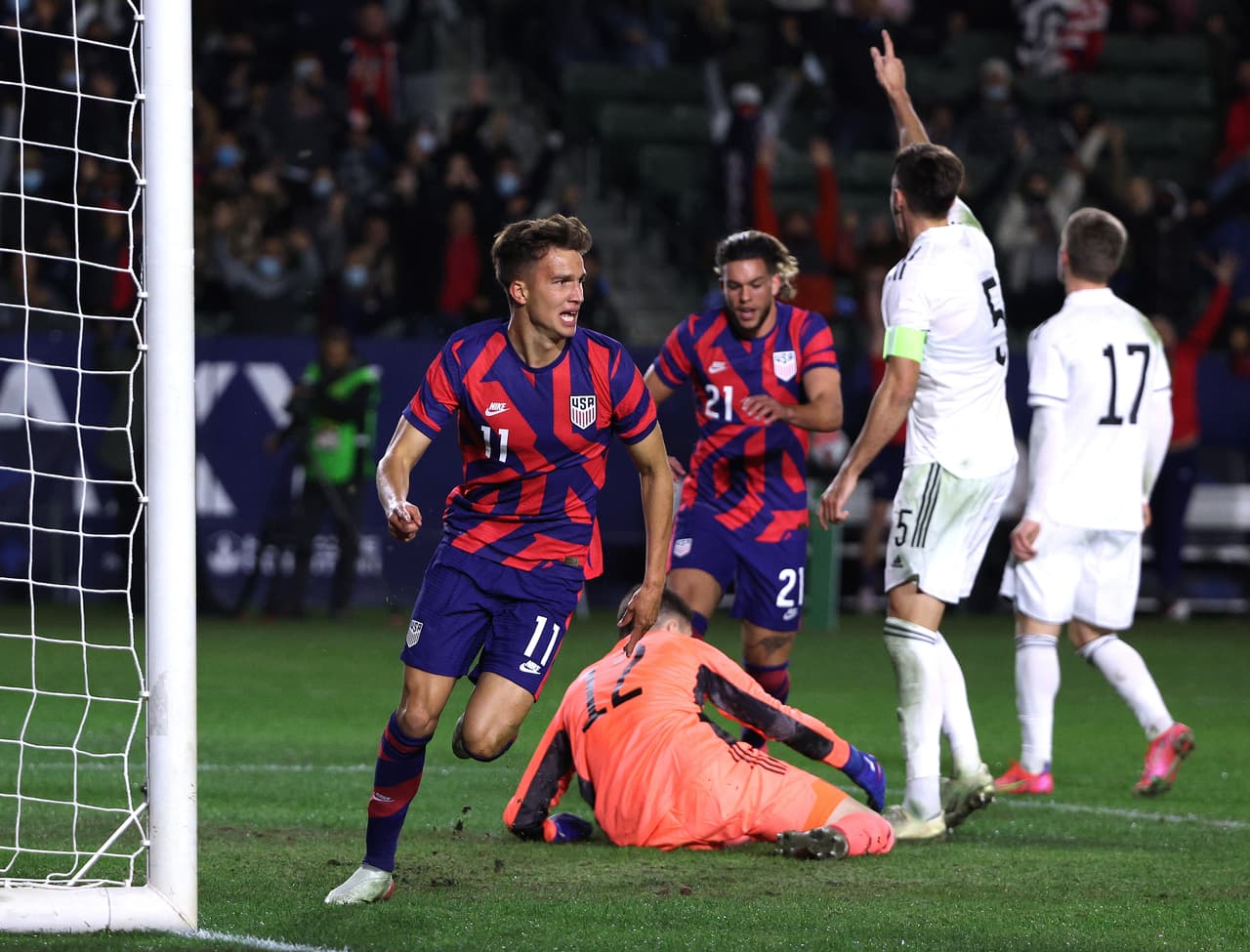 Cole Bassett encontró el gol del triunfo al minuto 89.