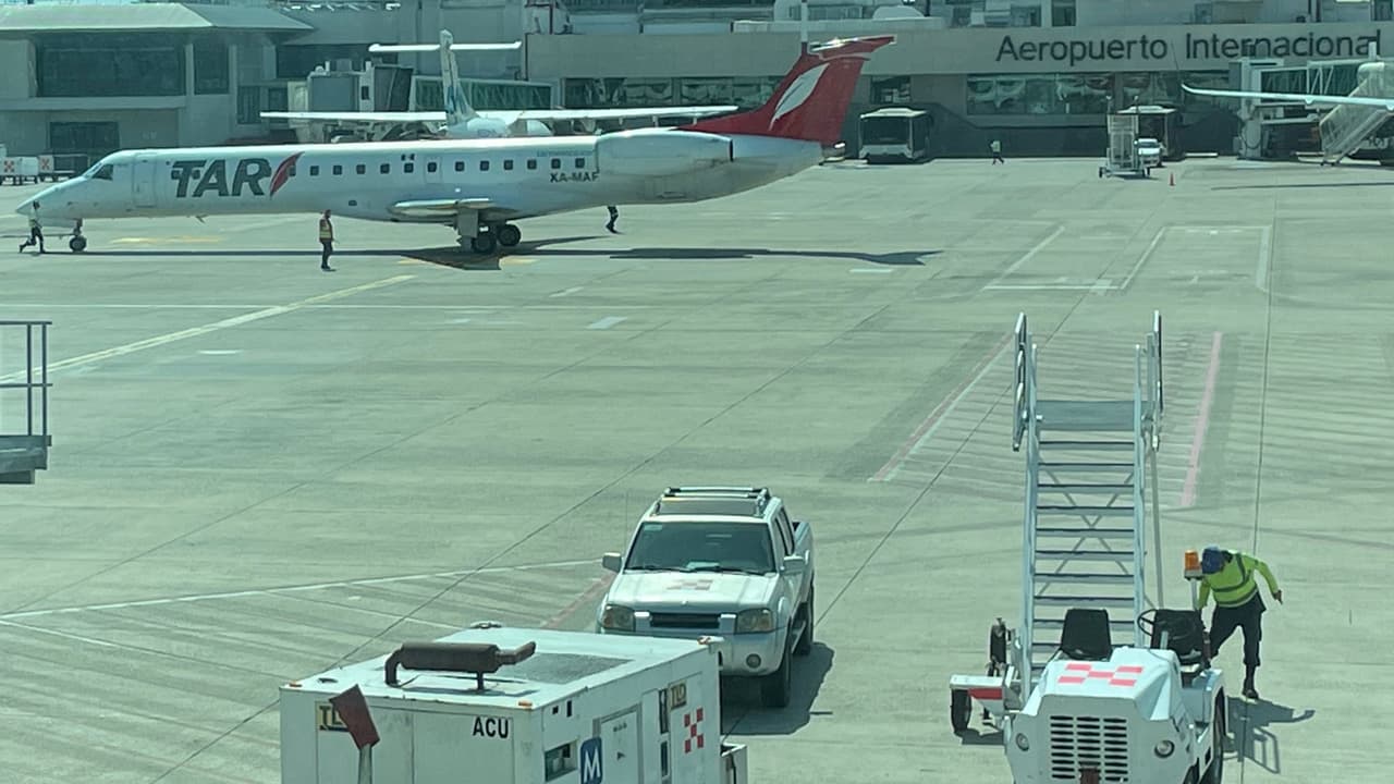 En un viaje que hicimos hacia México pudimos constatar que los trabajadores de las aerolíneas de aquel país siguen los nuevos protocolos de seguridad para evitar la propagación del mal que aqueja a todo el mundo.