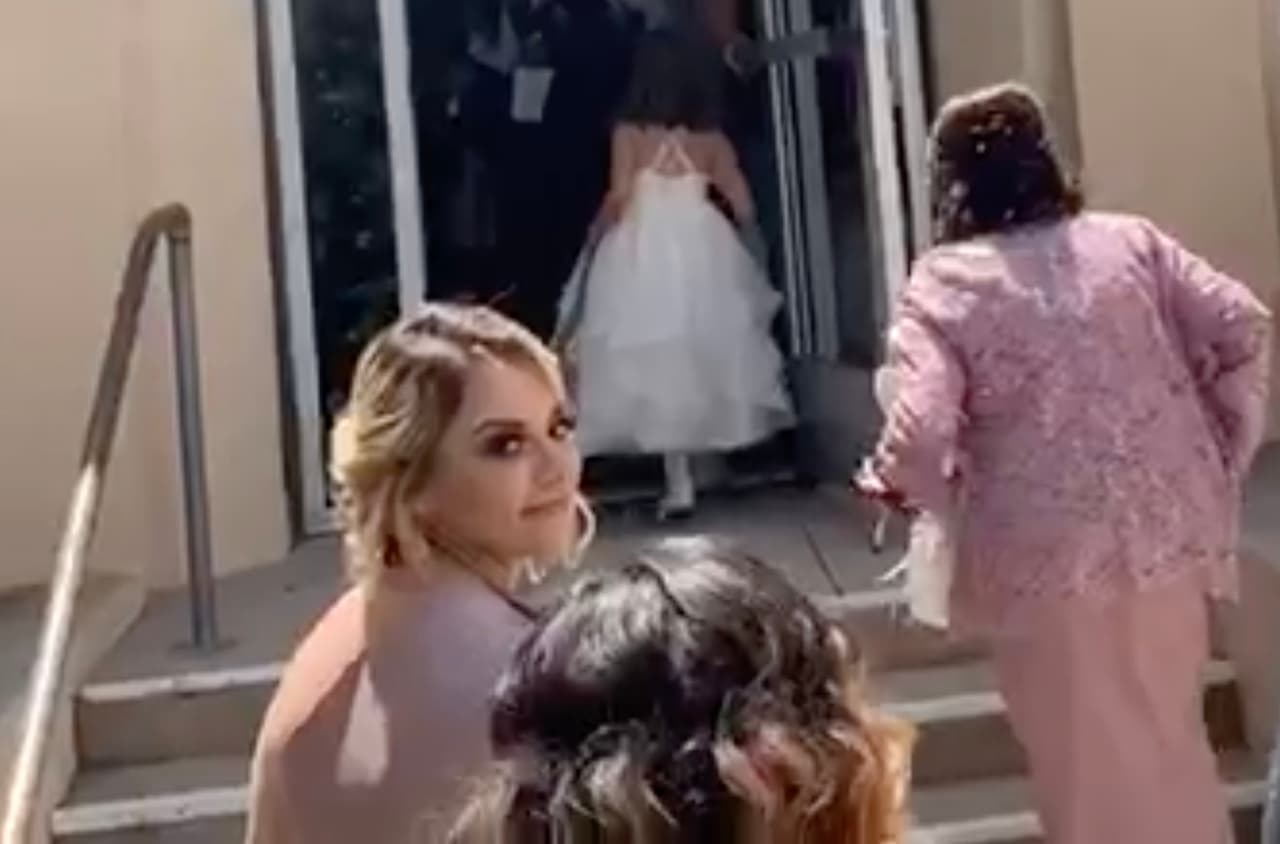 “He aprendido a evitar (y le dije): '
<b>Evítalo hija, evítalo',</b> y me digo a mí misma, hay cosas que es mejor evitarlas, porque son cosas que no edifican, no quiero opinar mucho del tema porque no estaba”, declaró Rosie Rivera.
<br>