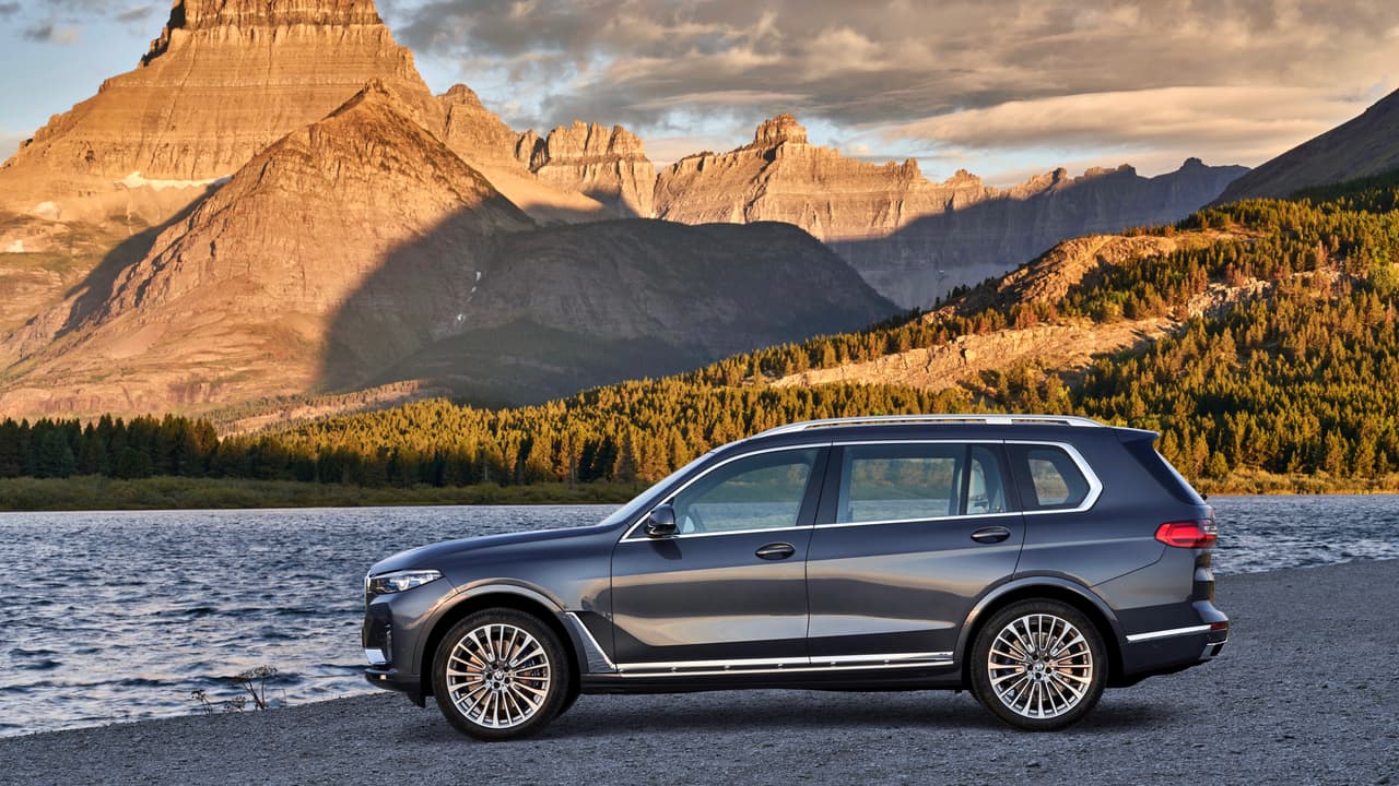 Las severas líneas del diseño de la BMW X7 le confieren un
<b>sabor definitivamente alemán</b>, pero también algo genérico, que nos recuerda a la que será su máxima rival, la Mercedes-Benz Clase GLS.