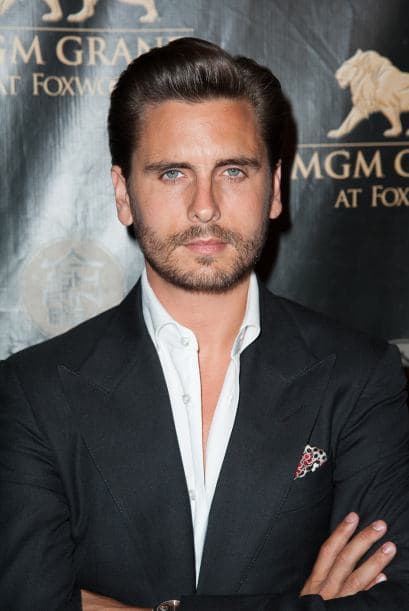 También el esposo de Kourtney sabe como usar trajes.