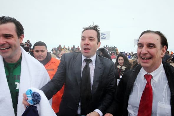 ¡Lo hizo!Mira lo congelado que quedó el comediante Jimmy Fallon luego de aceptar el reto que le hizo el alcalde de Chicago Rahm Emanuel de lanzarse a las congeladas aguas del Lago Chicago durante el Polar Plunge 2014 y con un temperatura de 2 grados