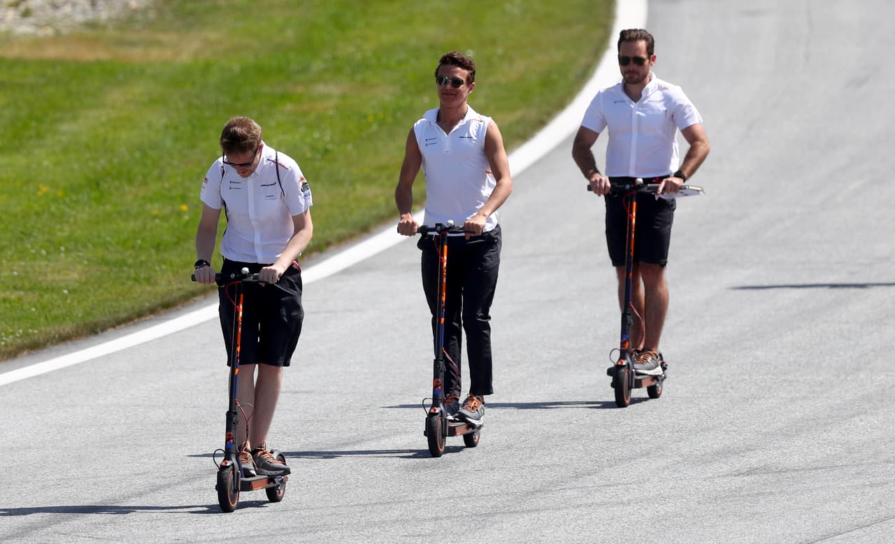 La pasión desde los pits, la alegría de los pilotos como el mexicano Sergio Pérez y el colorido tradicional hacen parte de la previa del Gran Premio de Austria de la Fórmula 1.