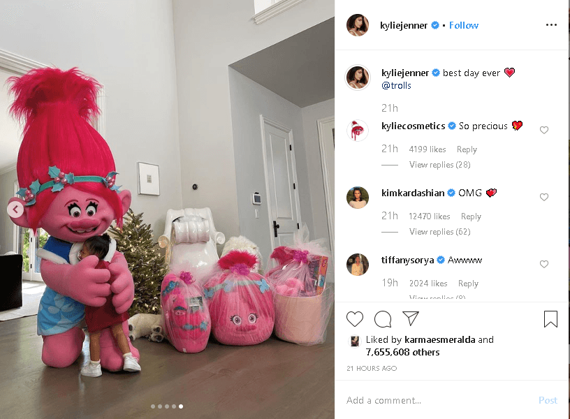 Apenas en la Navidad pasada sorprendieron a su hija Stormi con la visita de 'Poppy', uno de los personajes de la película animada 'Trolls'.
<br>