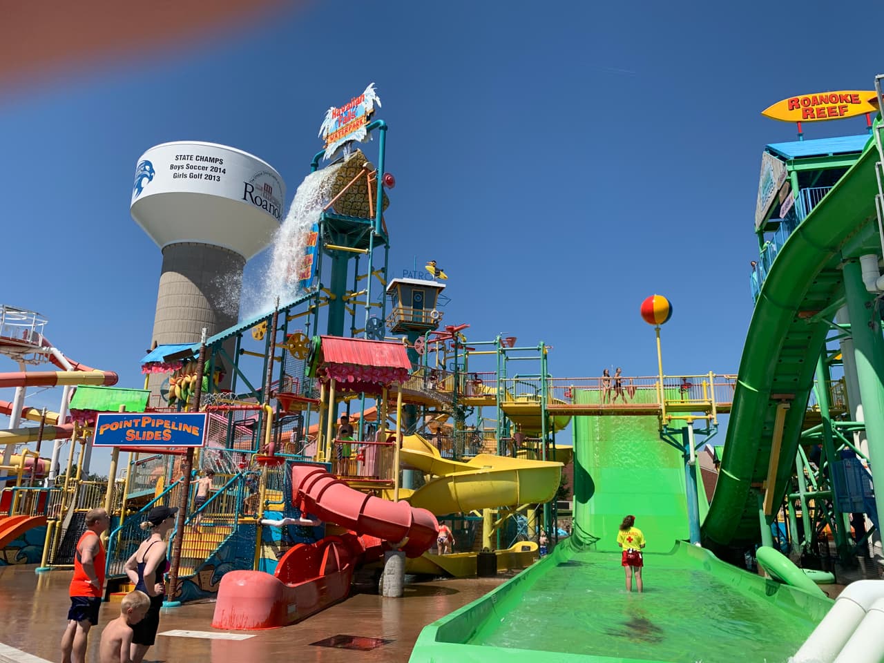 Los tres ubicaciones de estos parques abren para los que tienen pase de temporada a las 9 a.m. viernes, sábado y domingo; y a las 10:30 a.m. para todos.