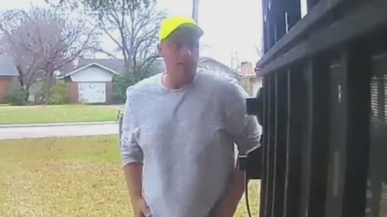 Autoridades buscan a un sospechoso de estafar a una familia en Arlington 