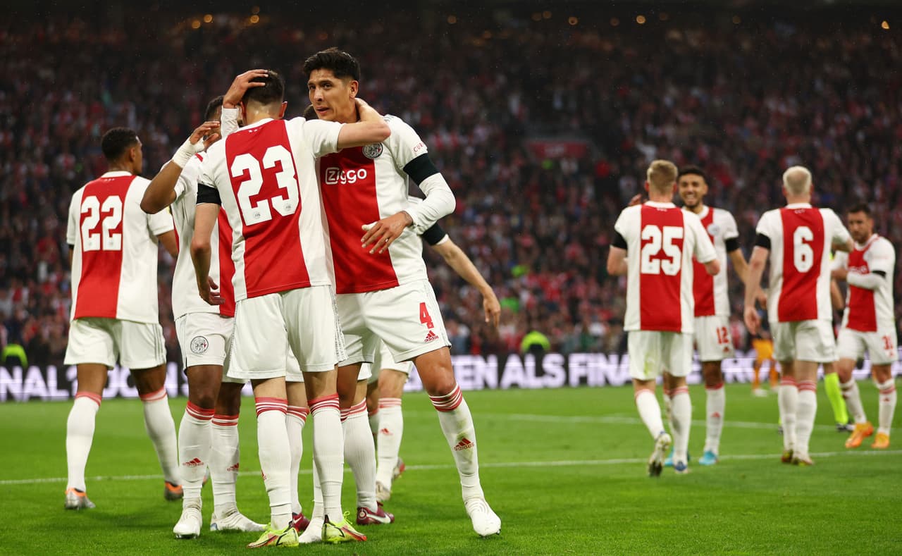 Edson Álvarez metió el quinto gol que redondeó la goleada del Ajax sobre un triste Heerenveen que solo fue comparsa para que alcen un nuevo título de Eredivisie pese al triunfo del PSV.