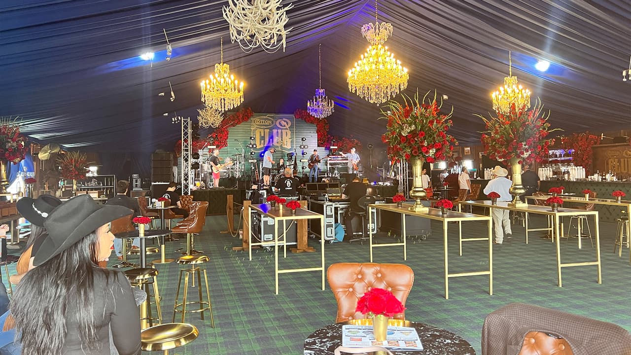 Es importante destacar que cada competidor tienen unas carpas donde se realizan fiestas privadas que solo se puede entrar por invitación.