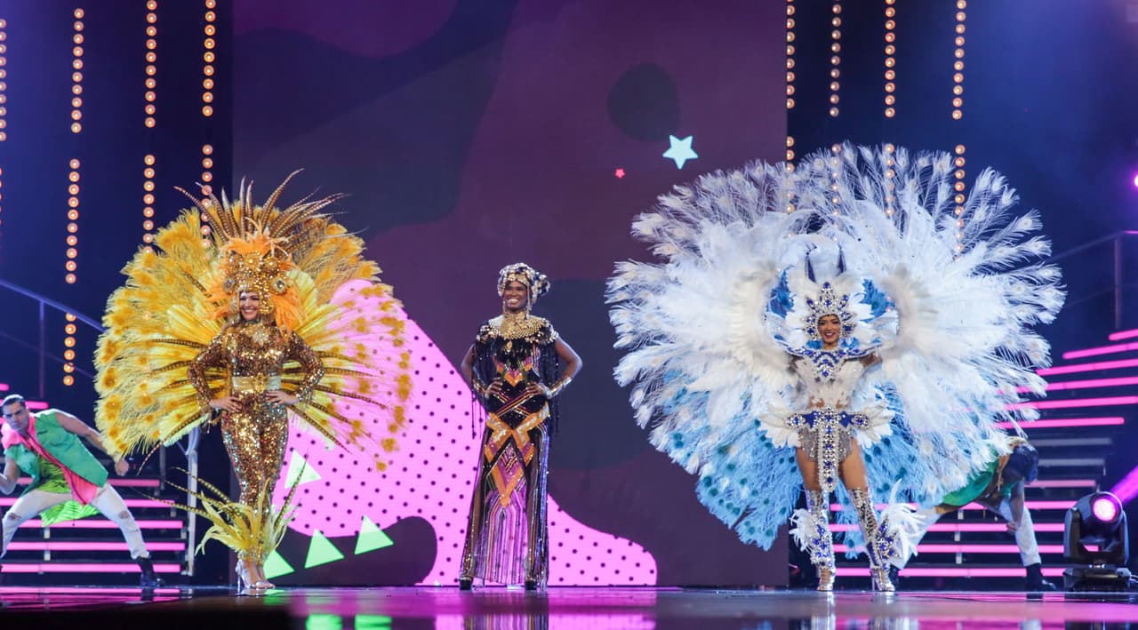 Así se vieron las tres chicas al final de la pasarela.