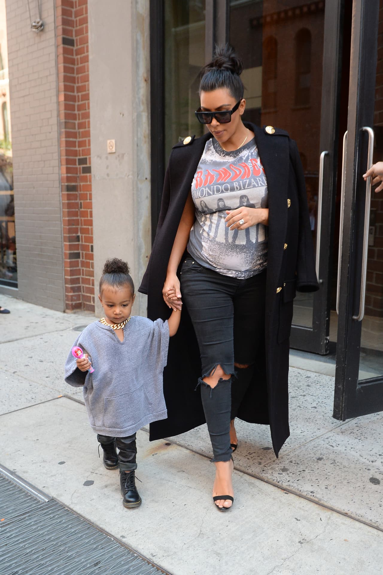 Kim también iba vestida muy ad hoc con su pequeña princesa.